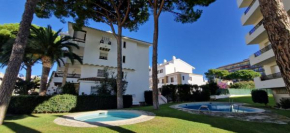 Apartment 400M de la plage, avec piscine et jardin privé